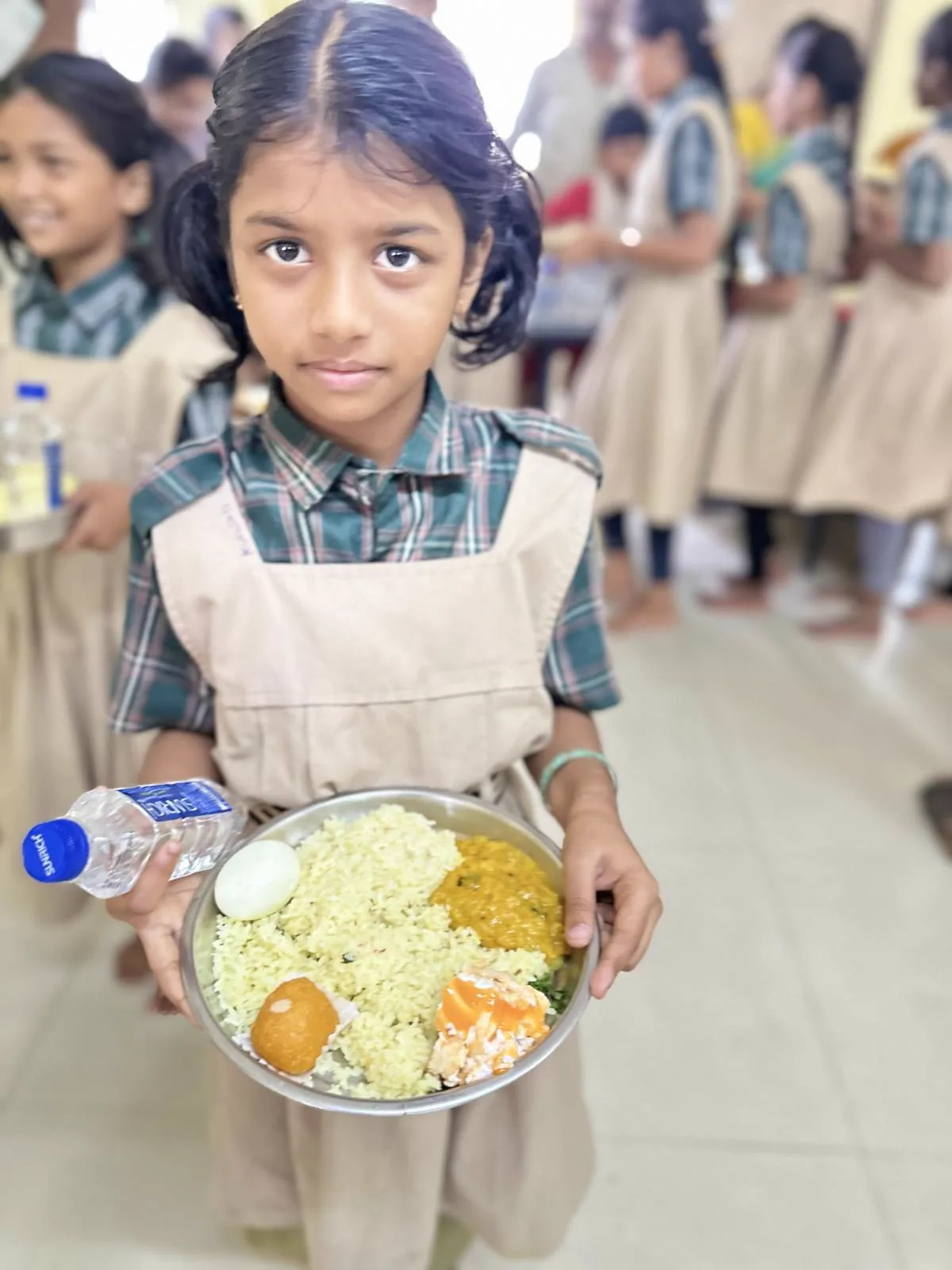 A child holding her lunch plate